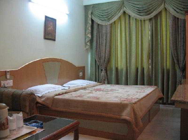 The Crest Inn Делі Номер фото