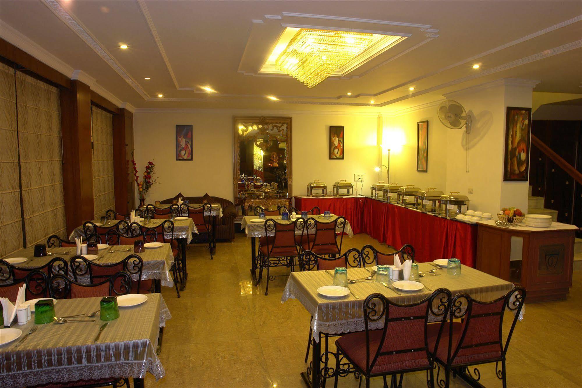 The Crest Inn Делі Екстер'єр фото
